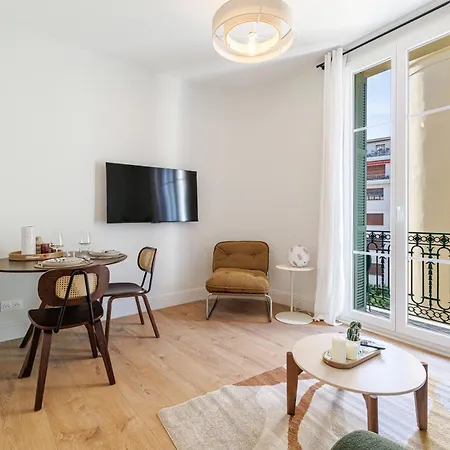One-bedroom In Carre D'or, 200m Apartament