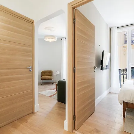 One-bedroom In Carre D'or, 200m Apartament